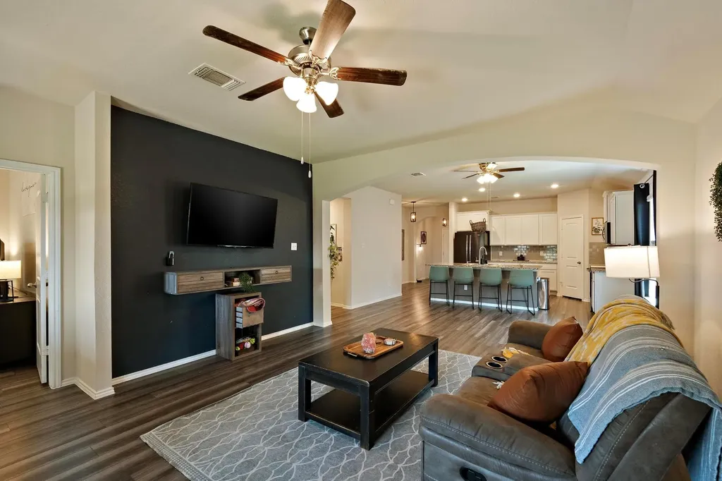 112 Pivot Drive Taylor TX 76574