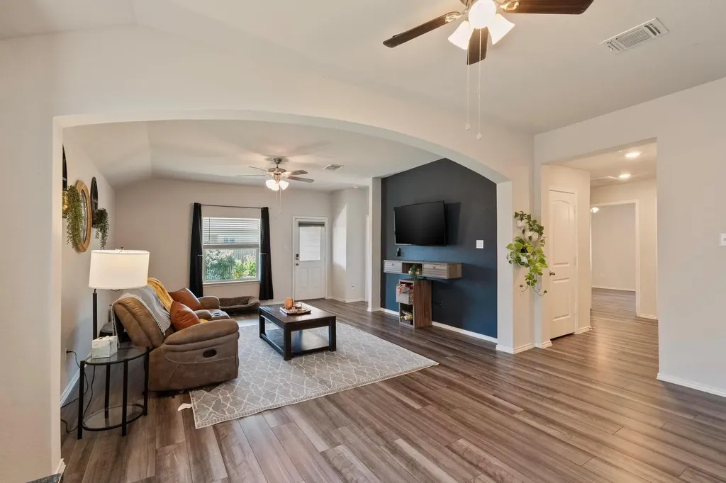 112 Pivot Drive Taylor TX 76574