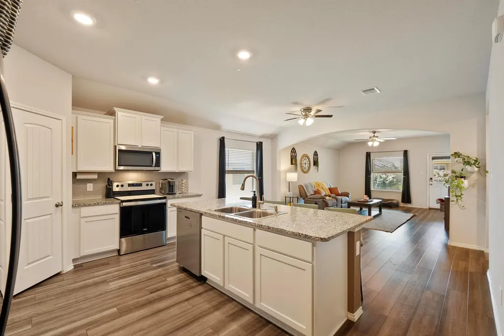 112 Pivot Drive Taylor TX 76574