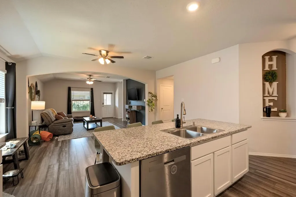 112 Pivot Drive Taylor TX 76574