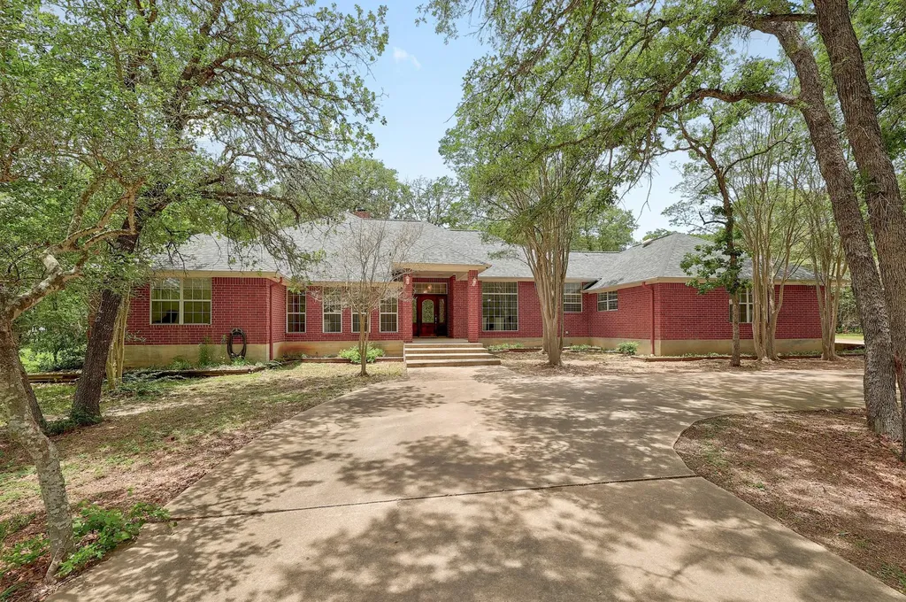 286 Arbors Circle Elgin TX 78621