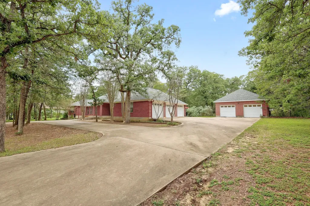 286 Arbors Circle Elgin TX 78621