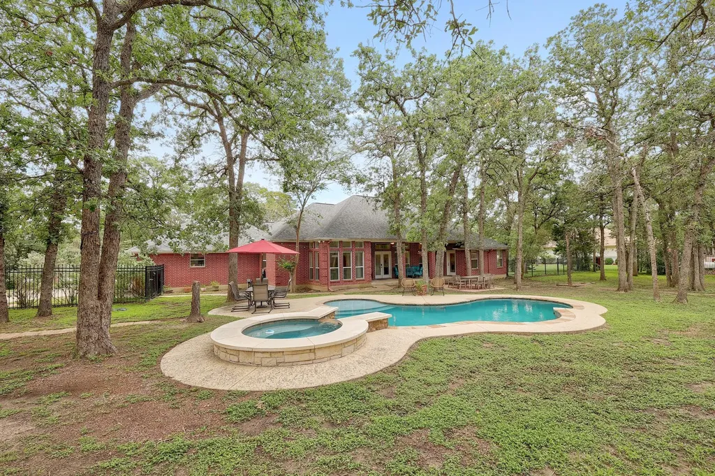 286 Arbors Circle Elgin TX 78621