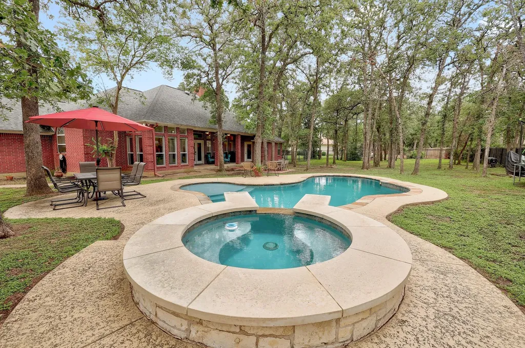 286 Arbors Circle Elgin TX 78621