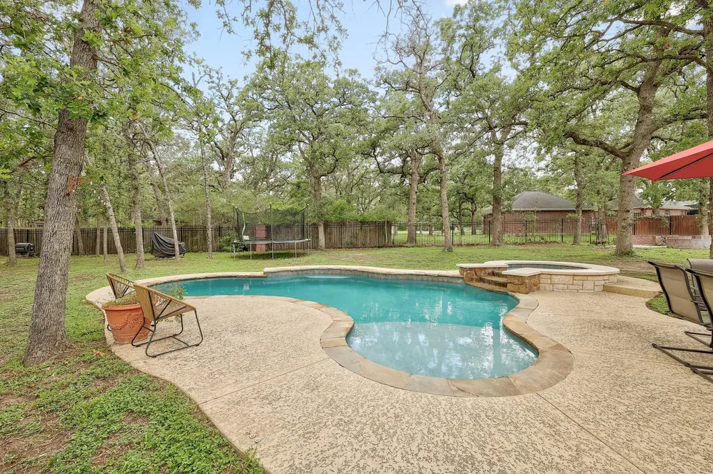 286 Arbors Circle Elgin TX 78621
