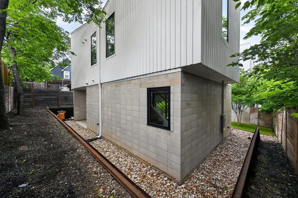 1206 Luna Street Austin TX 78721