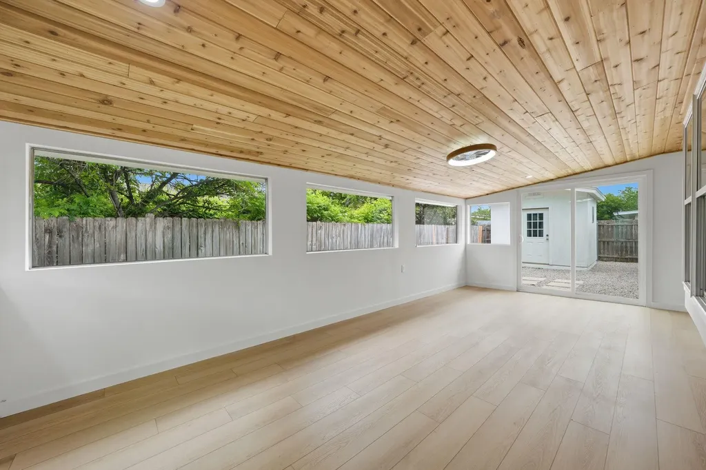 6804 Meadow Run Austin TX 78745