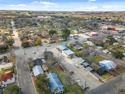 317 N Avenue E Shiner TX 77984