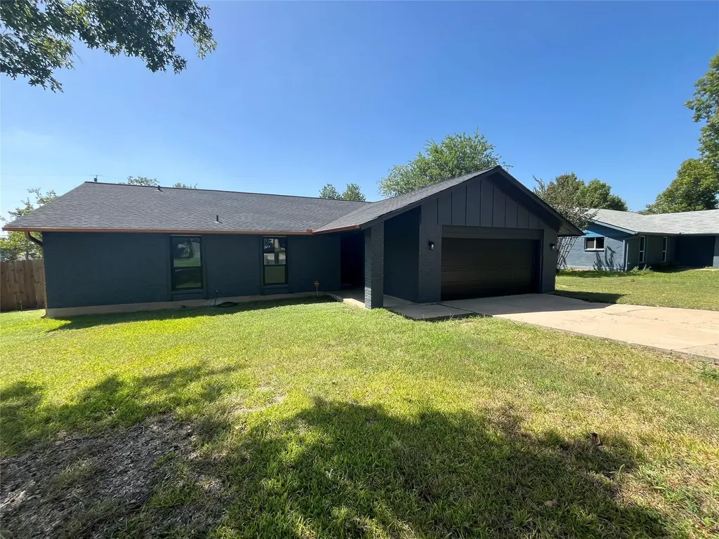 322 Mcclendon Drive Elgin TX 78621