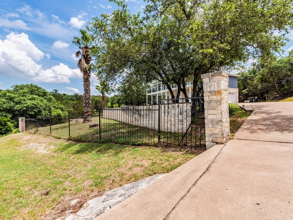22401 Briarview Drive Spicewood TX 78669