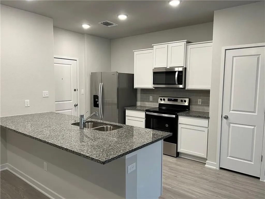 605 W South St Street Leander TX 78641