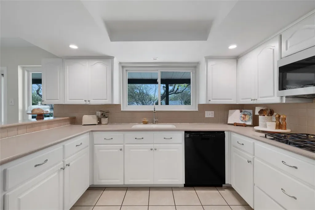 2403 Comburg Castle Way Austin TX 78748