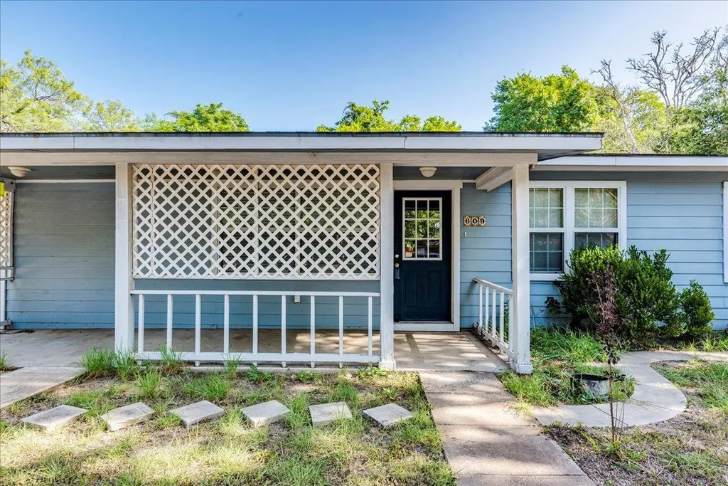 609 Cottonwod Street Lockhart TX 78644