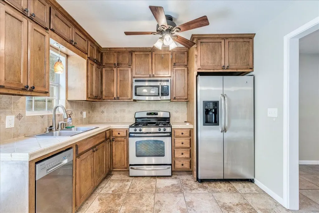 609 Cottonwod Street Lockhart TX 78644