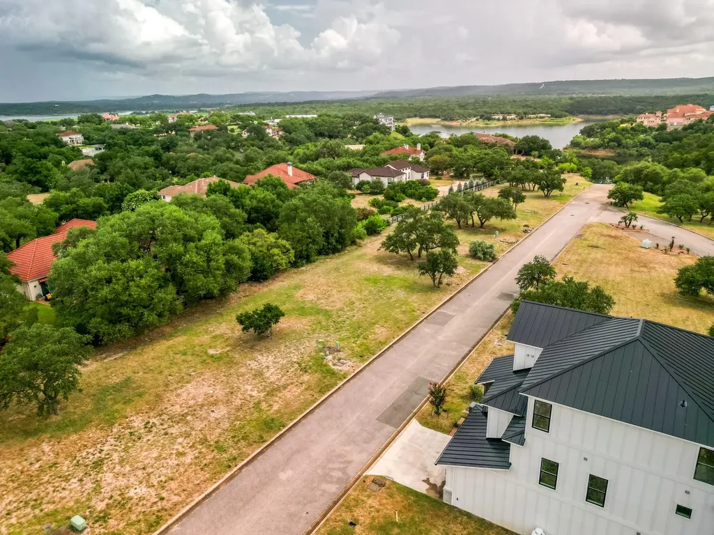 2424 Bruin Drive Spicewood TX 78669
