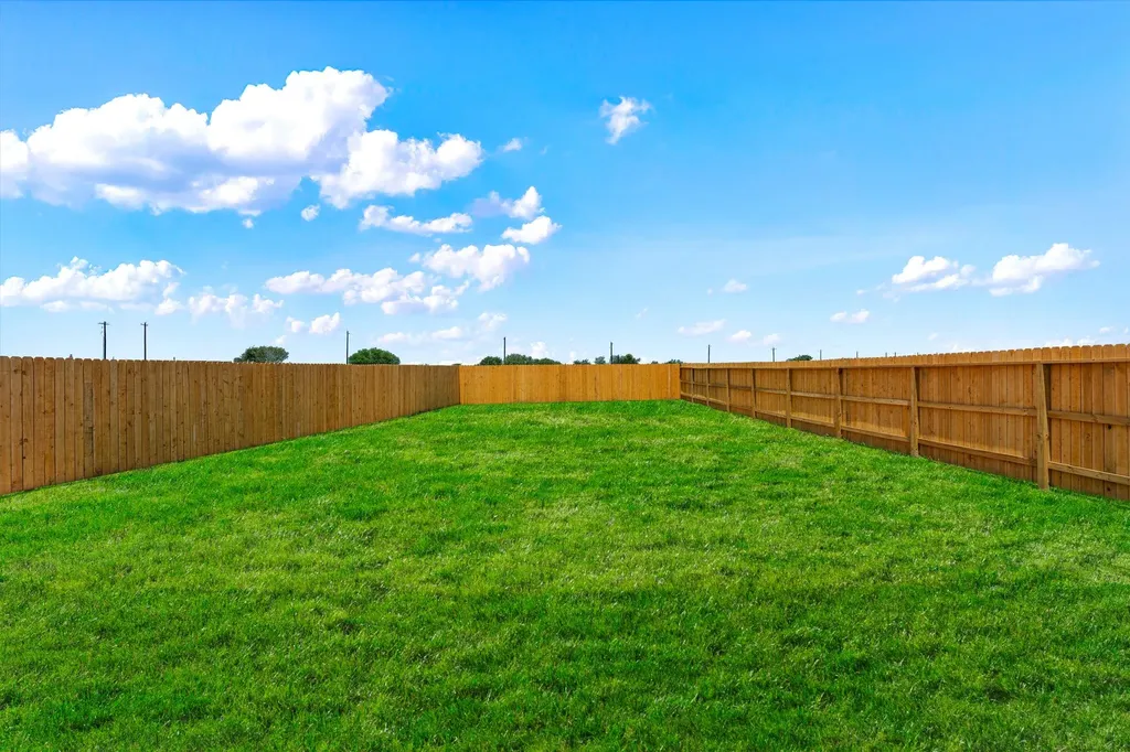 2203 Loganberry Lane Luling TX 78648