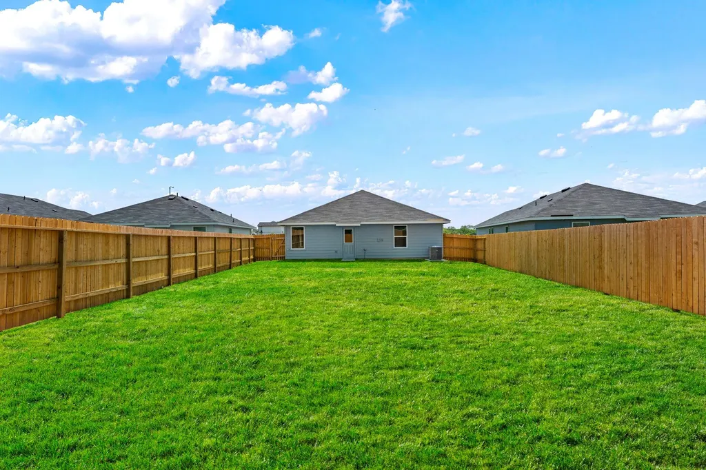 2203 Loganberry Lane Luling TX 78648