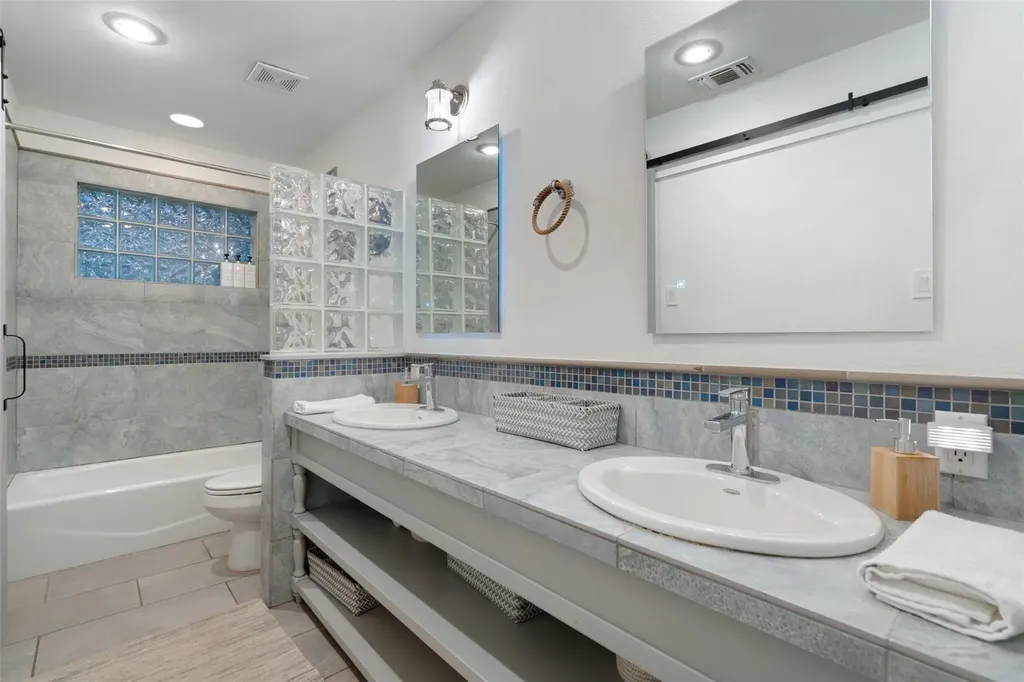 1293 Lake Shore Drive Spicewood TX 78669