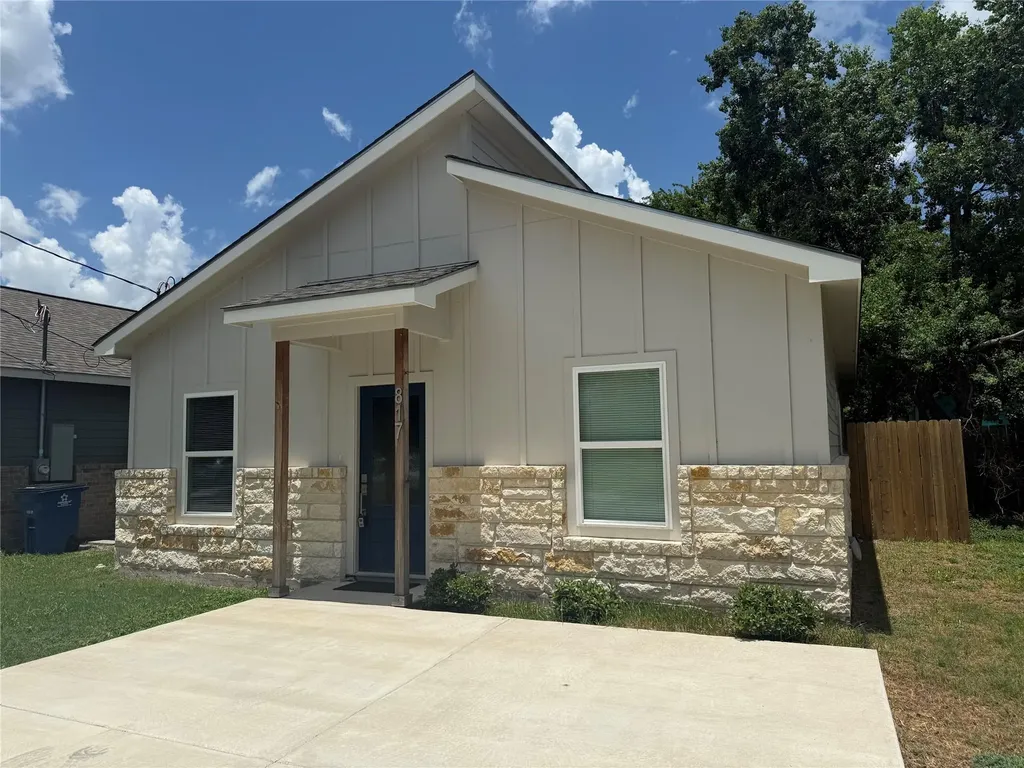 817 5th Street Lockhart TX 78644