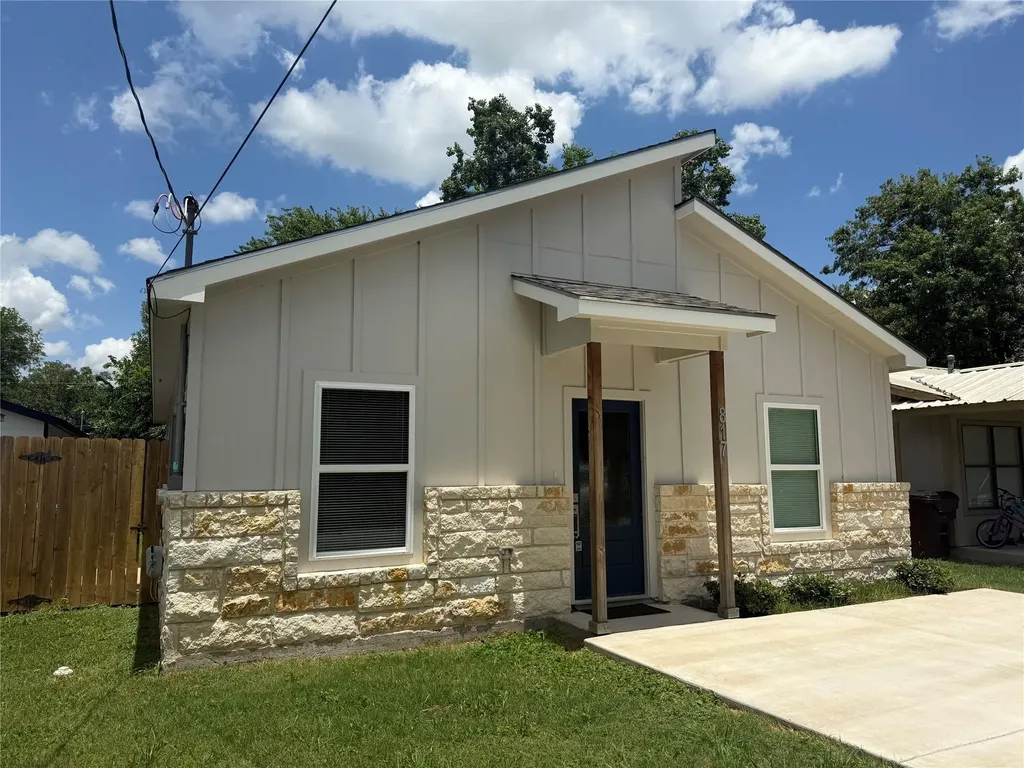 817 5th Street Lockhart TX 78644