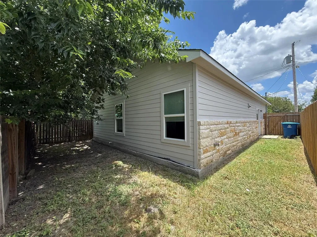 817 5th Street Lockhart TX 78644