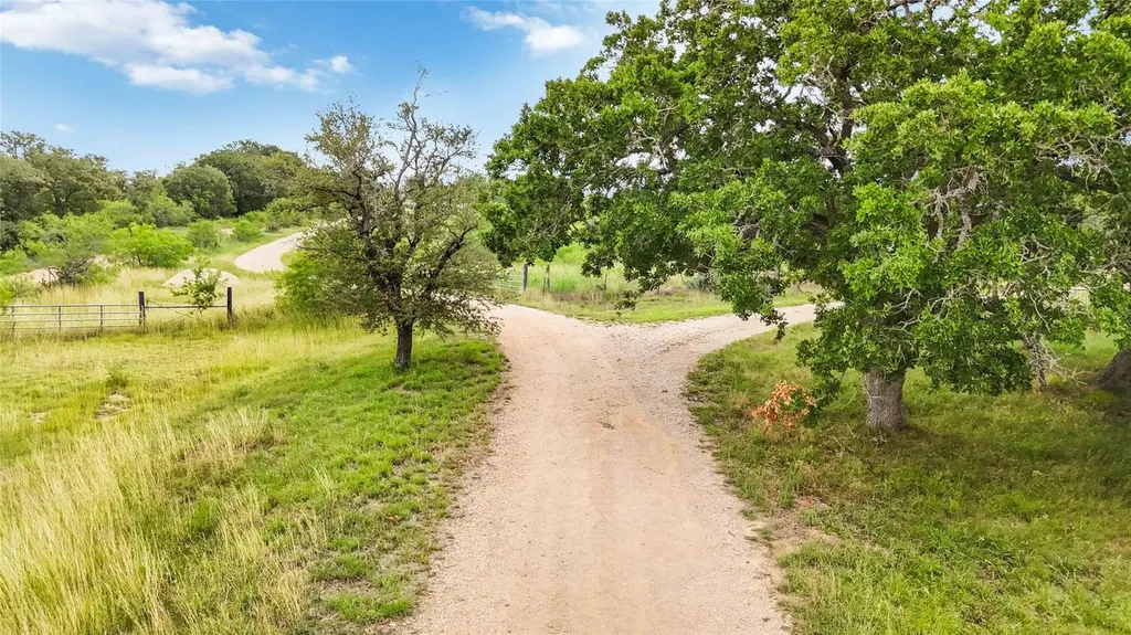227 Henderson Lane Lockhart TX 78644