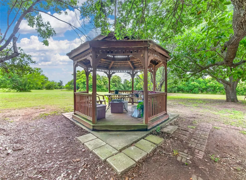 1405 Southwood Hills Drive Taylor TX 76574