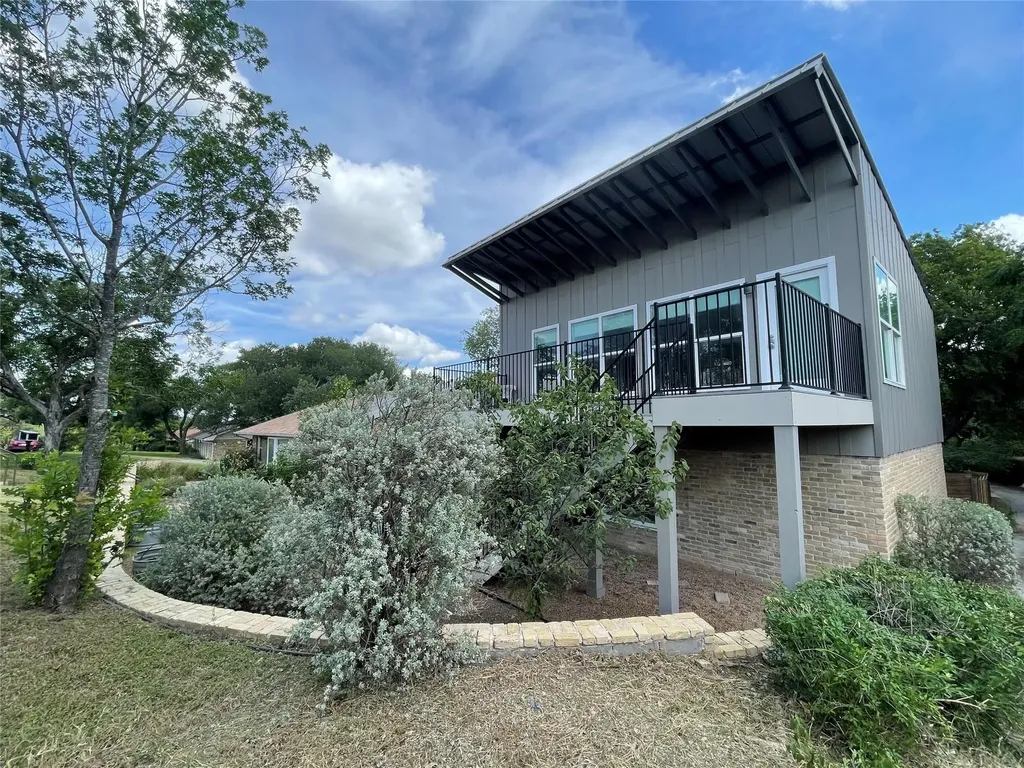 1706 Windoak Drive Austin TX 78741