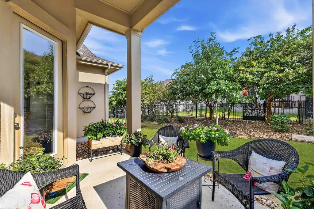 212 Cartwheel Bend Austin TX 78738