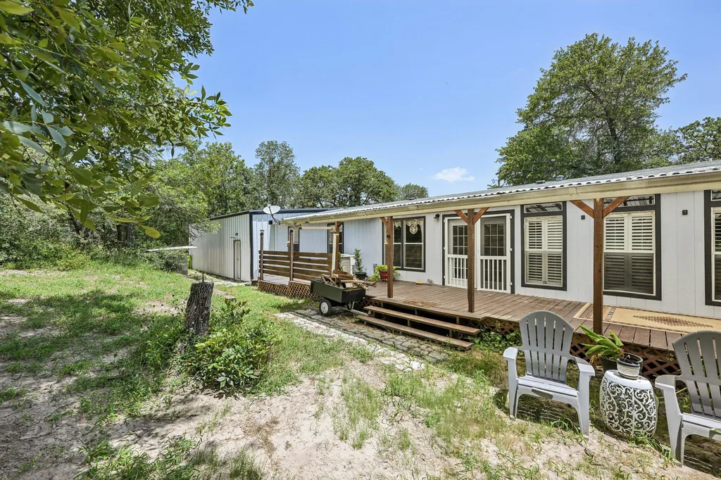 541 Hidden Oaks Drive Elgin TX 78621