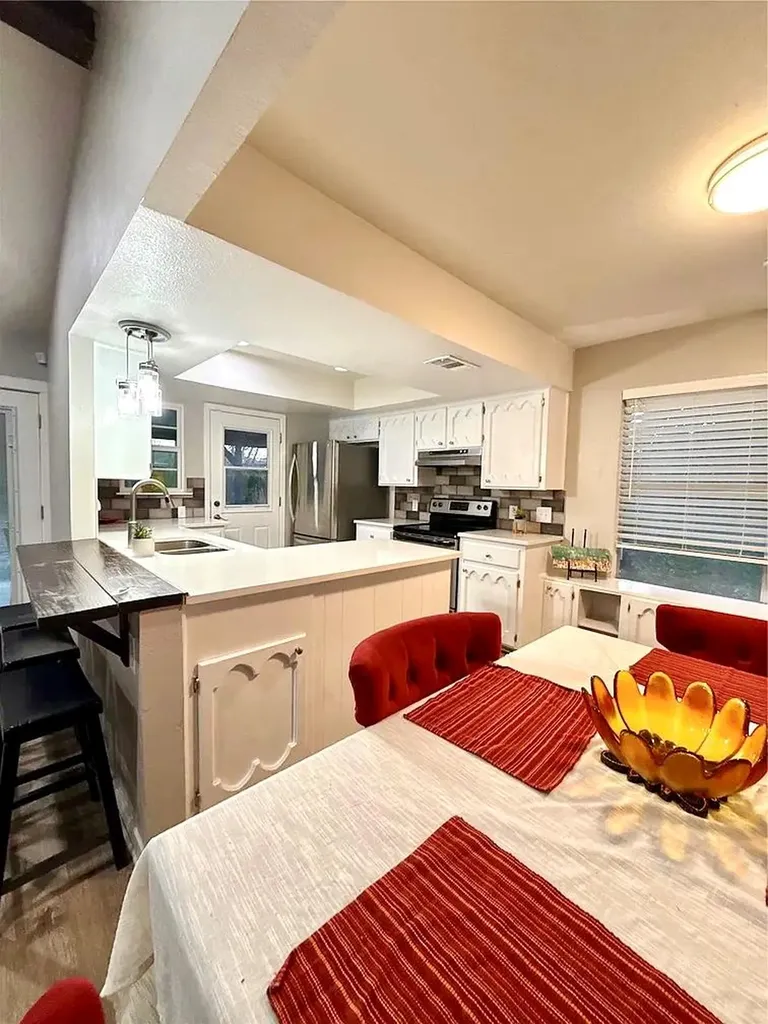 9511 Meadowheath Drive Austin TX 78729