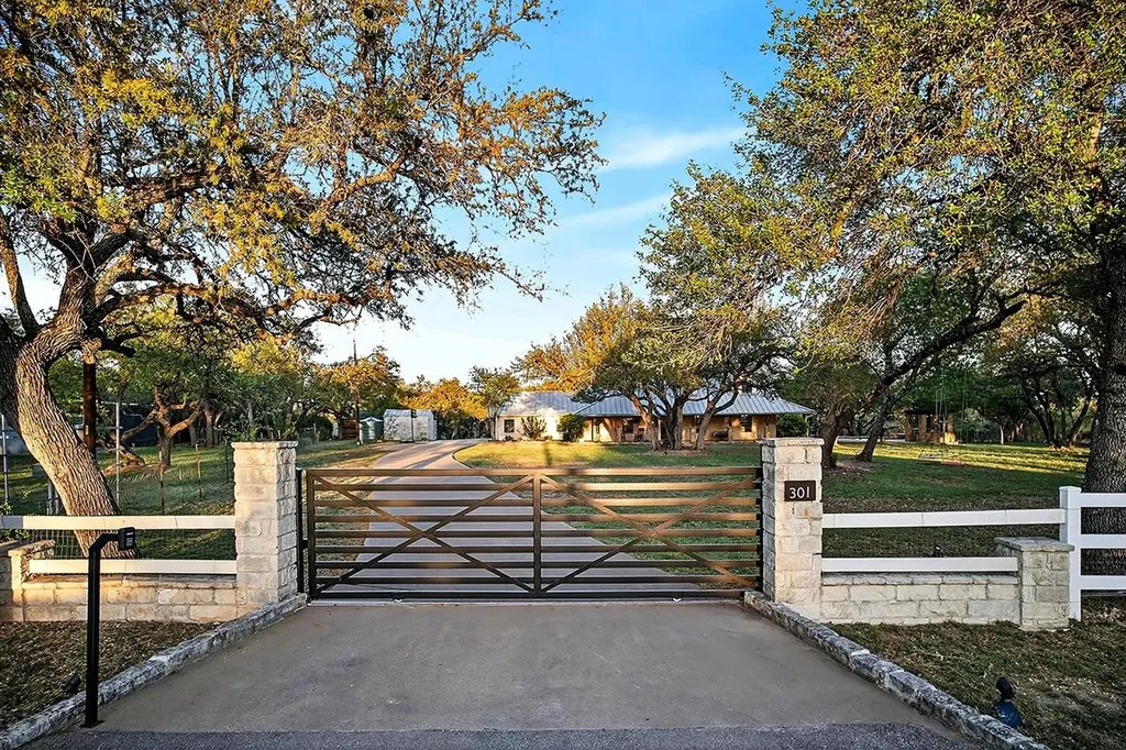 301 Medlin Creek Loop Dripping Springs TX 78620