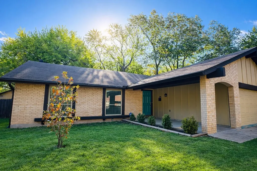 9215 Hunters Trace E Austin TX 78758