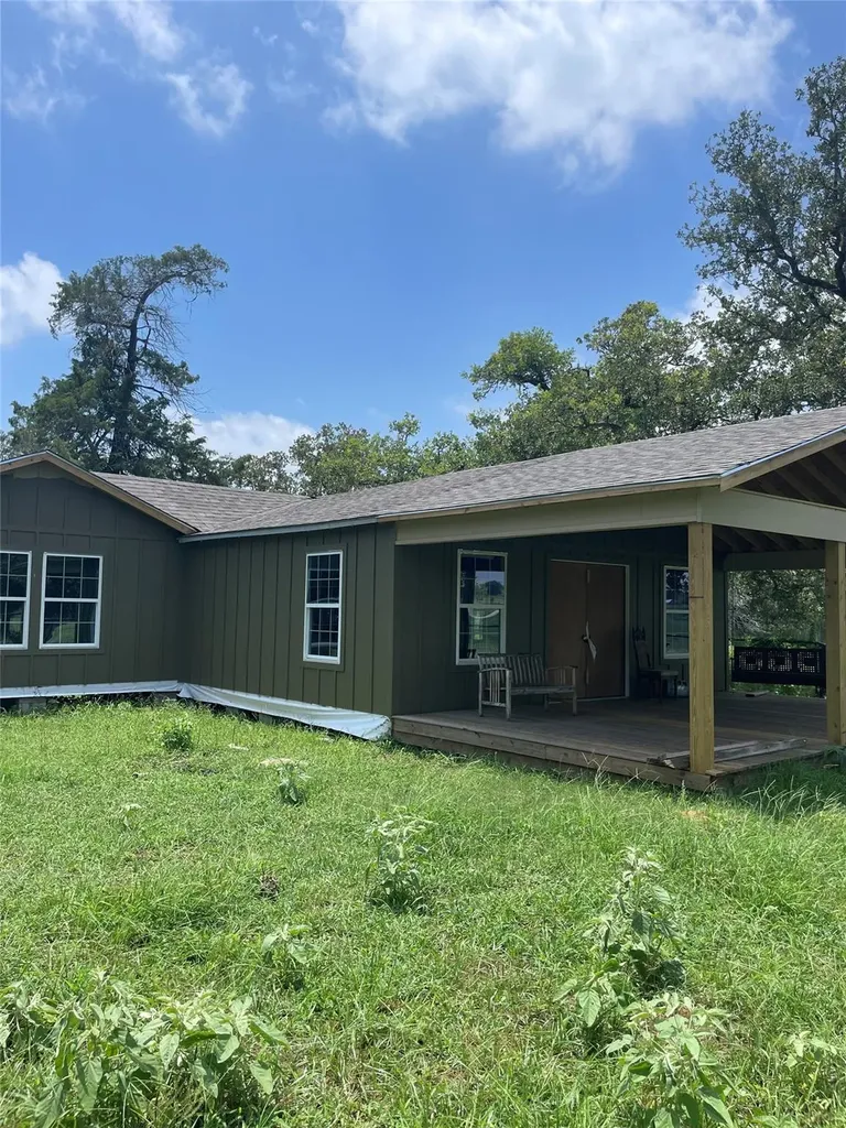 2238 Flash Circle Luling TX 78648