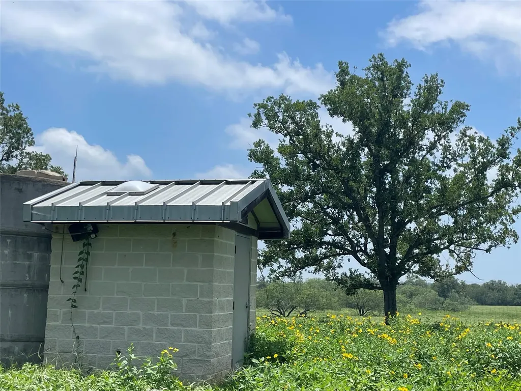 2238 Flash Circle Luling TX 78648