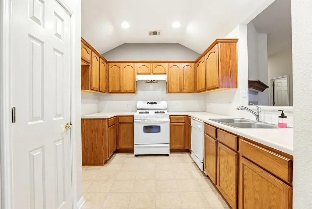 196 Langely Kyle TX 78640