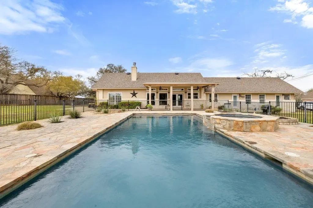 911 Oak Meadow Drive Dripping Springs TX 78620