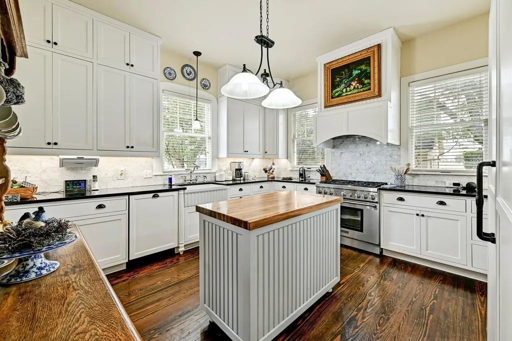 403 E Bowie Street Luling TX 78648