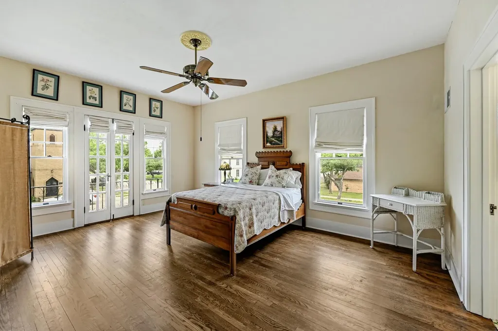 403 E Bowie Street Luling TX 78648