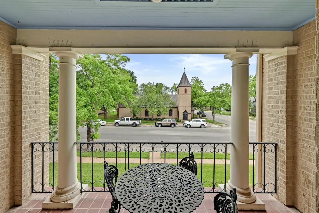 403 E Bowie Street Luling TX 78648