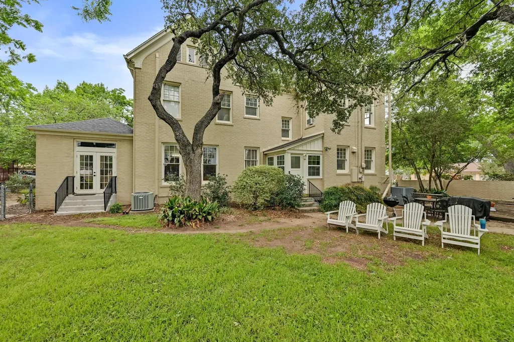 403 E Bowie Street Luling TX 78648