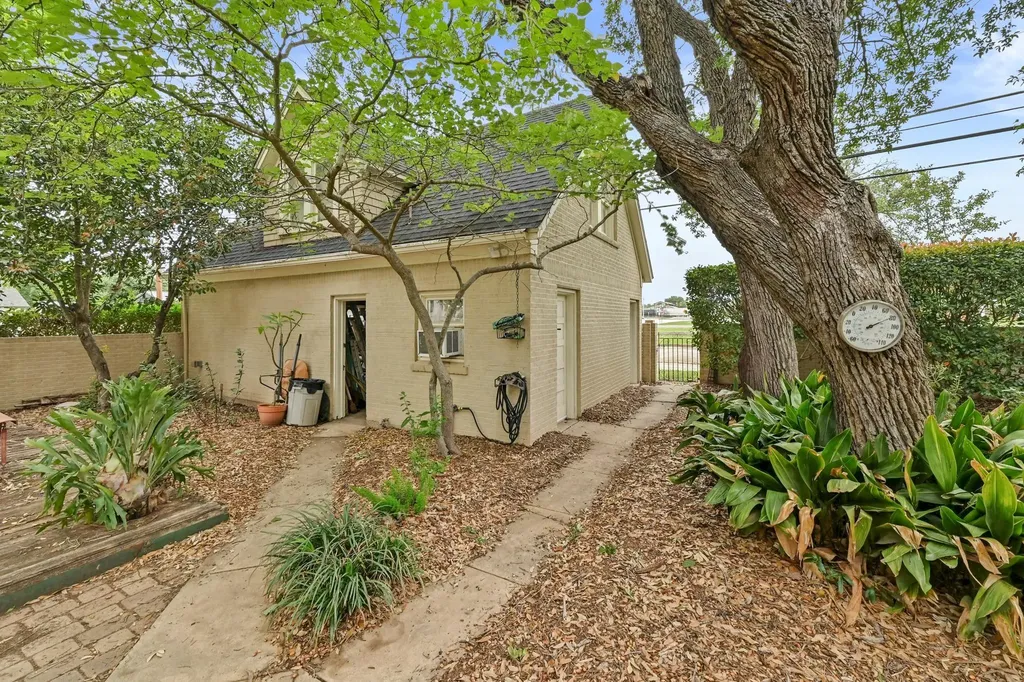 403 E Bowie Street Luling TX 78648