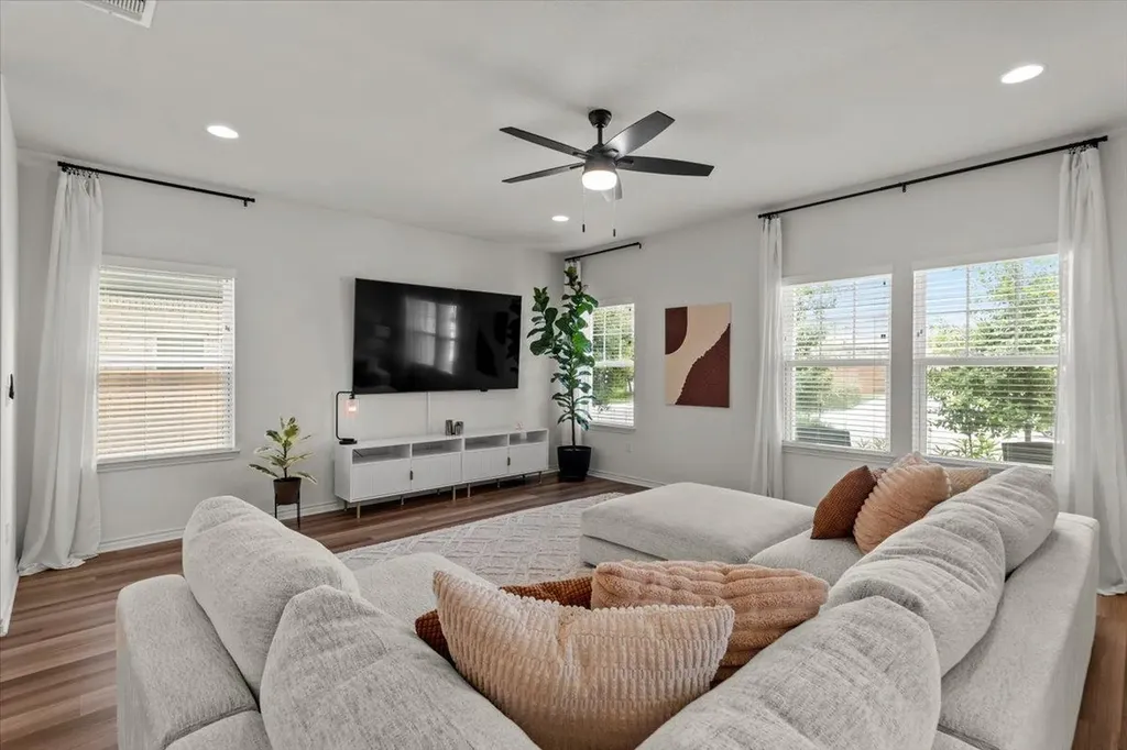 8915 Looksee Lane Austin TX 78744