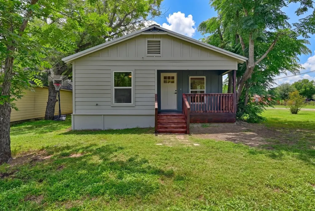 709 S Polk Street Giddings TX 78942