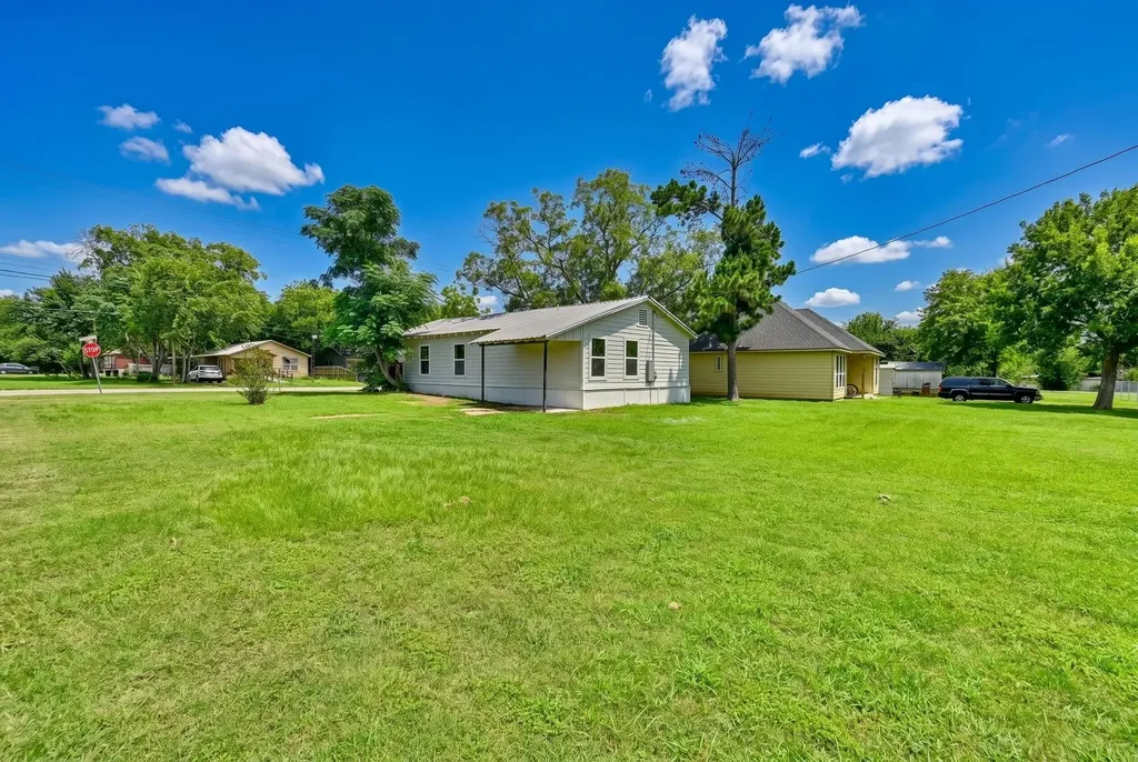 709 S Polk Street Giddings TX 78942
