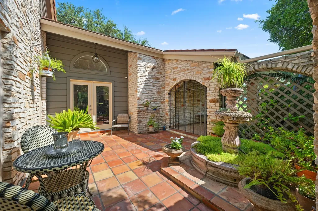 102 Crescent Bluff Lakeway TX 78734