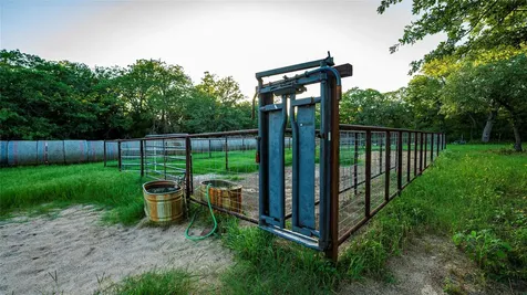 1462 County Road 313 Lexington TX 78947