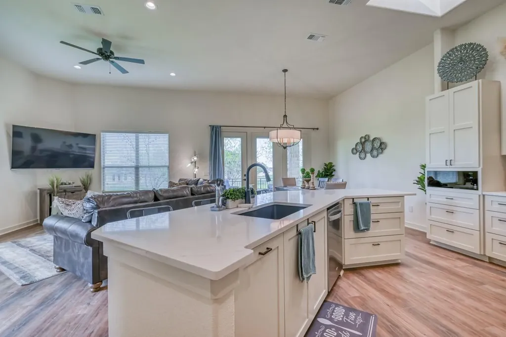 302 Parallel Circle Horseshoe Bay TX 78657