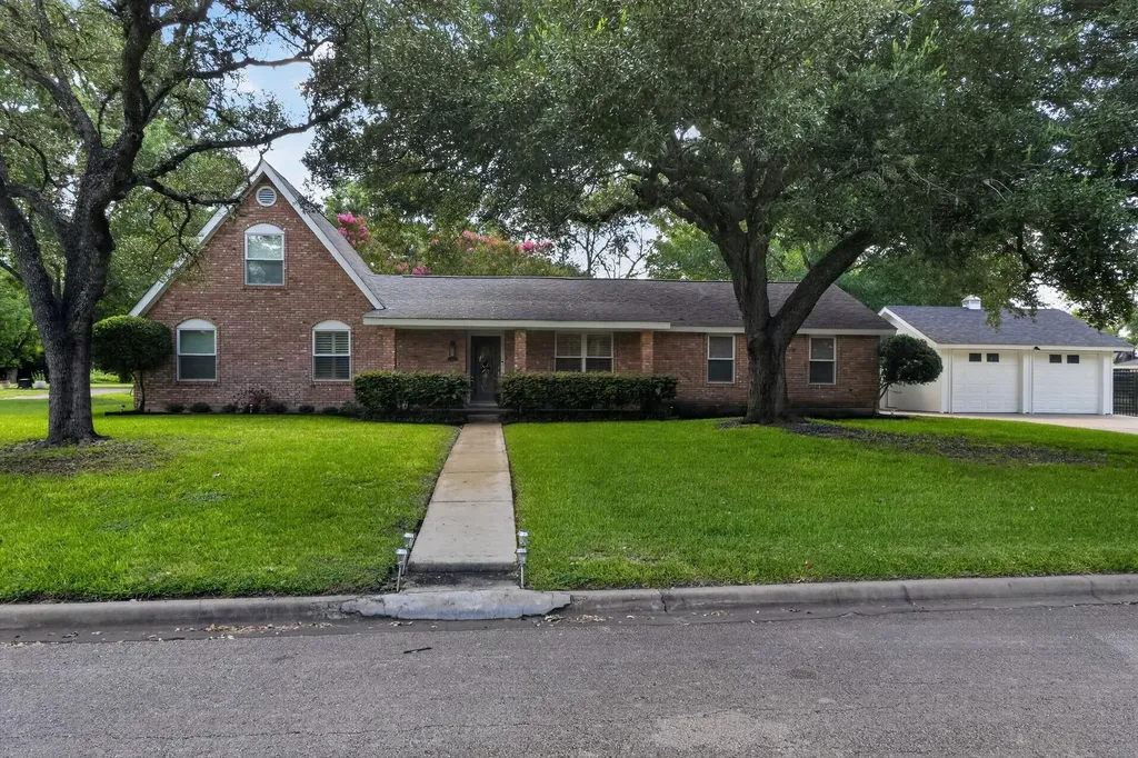 1622 Twin Island Drive Lockhart TX 78644