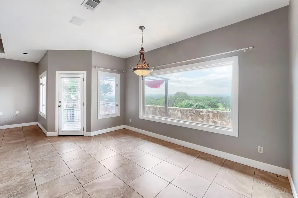 1607 Clubhouse Hill Drive Spicewood TX 78669